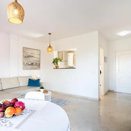 Spacious With Sea View, Walking Distance To The Beach, Parking, Pool, Wifi