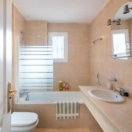 Spacious With Sea View, Walking Distance To The Beach, Parking, Pool, Wifi Lägenhet