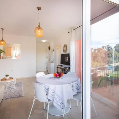 Spacious With Sea View, Walking Distance To The Beach, Parking, Pool, Wifi