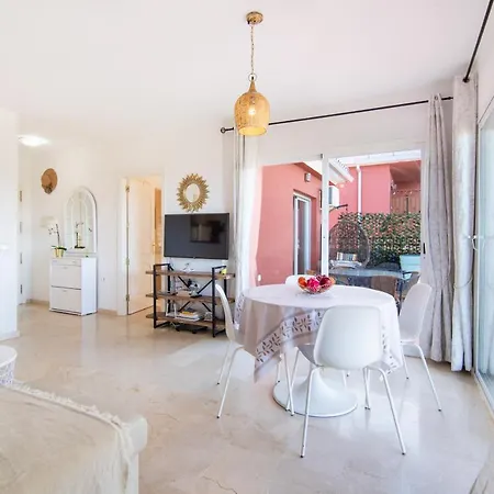 Spacious With Sea View, Walking Distance To The Beach, Parking, Pool, Wifi