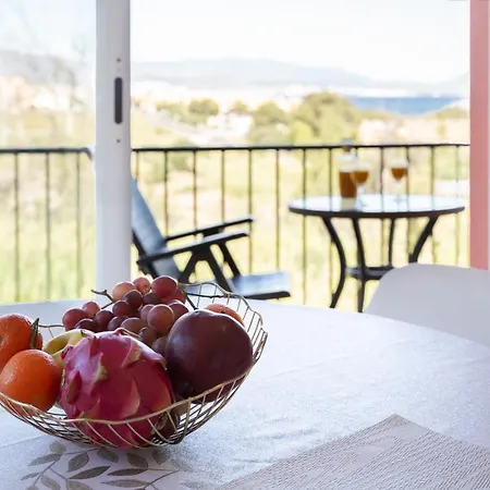 Spacious With Sea View, Walking Distance To The Beach, Parking, Pool, Wifi