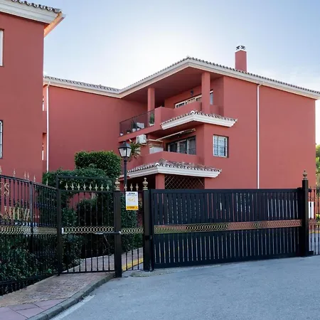 Apartment Spacious With Sea View, Walking Distance To The Beach, Parking, Pool, Wifi