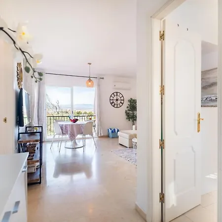 Spacious With Sea View, Walking Distance To The Beach, Parking, Pool, Wifi *